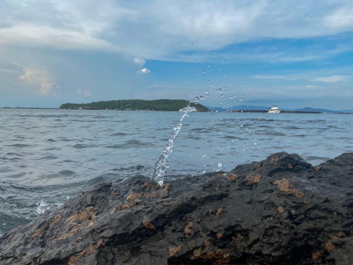 Rubtawan Sichang Resort Koh Si Chang Exteriör bild